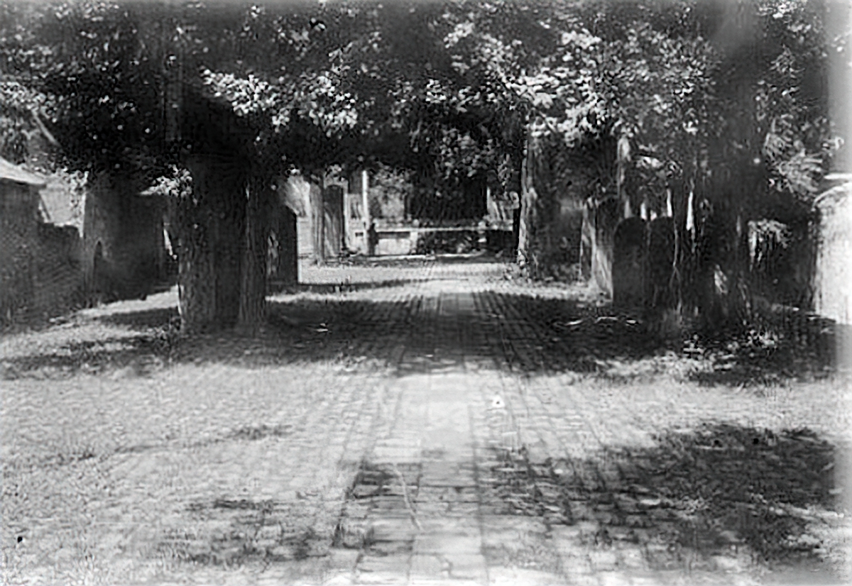 Ναός Σαολίν 10 Αυγούστου 1907. Ο ΔΙάδρομος με τις πέτρινες επιγραφές.