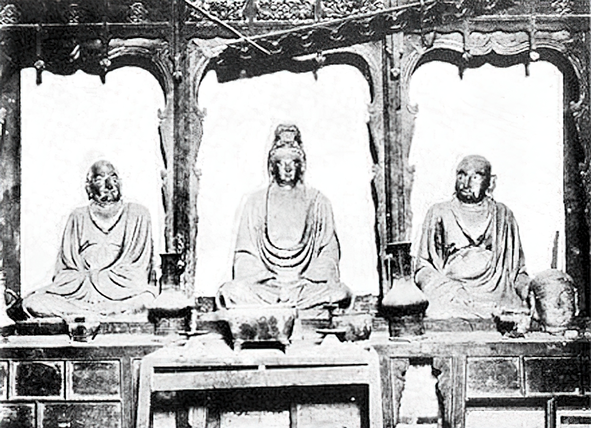 1920. Τα αγάλματα του Χουέ Κο, της Γκουάν Γιν και του Νταμό στην Αίθουσα των Έξι Προγόνων