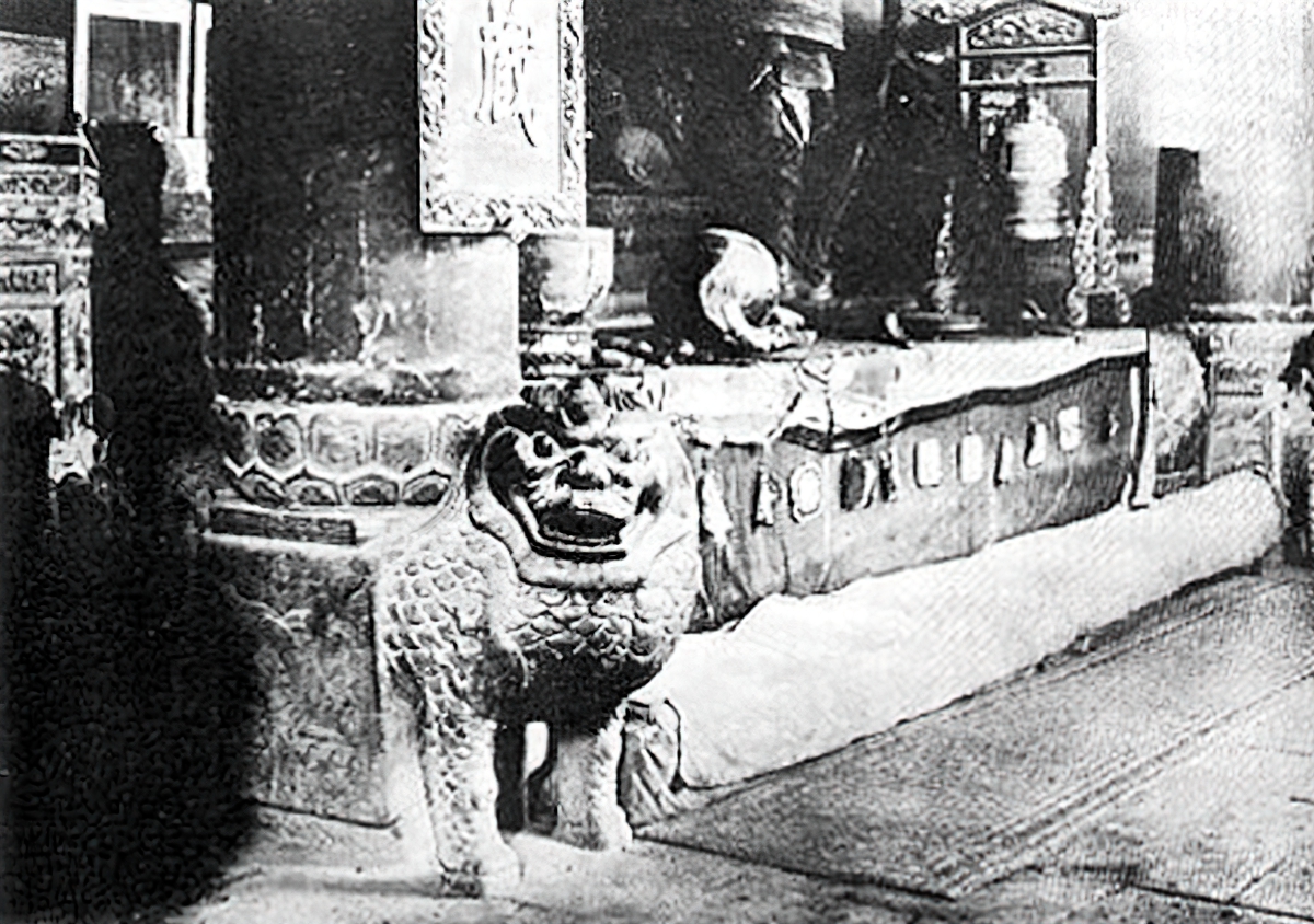 1920. Η Κεντρική Κολώνα στην Αίθουσα του Θησαυρού των Μεγάλων Ηρώων