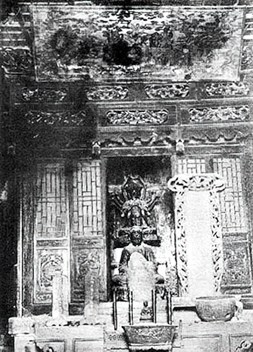 1920. Άγαλμα του βούδα και του Μποντιντάρμα που κοιτάει το τοίχο από την Αίθουσα του Ντάρμα