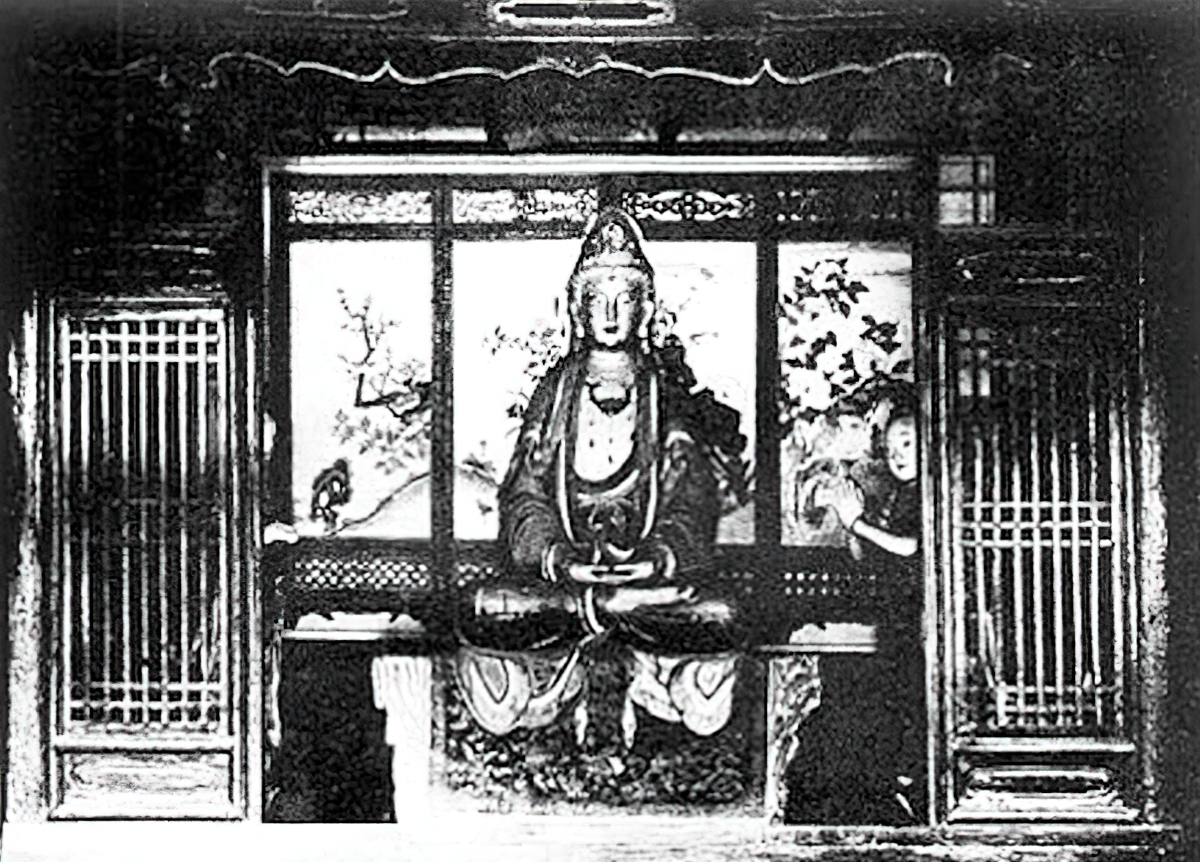1920. Άγαλμα ττης Γκουάν Γιν στην Αίθουσα των Λευκών Ενδυμάτων