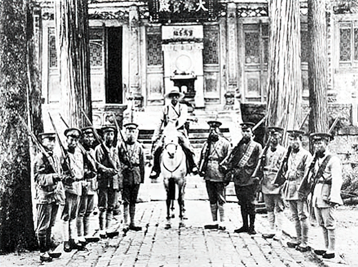 1920. Στρατιώτες Μοναχοί, μπροστα στην Αίθουσα των Μεγάλων Ηρώων
